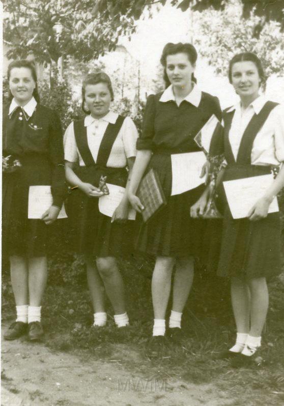 KKE 2203.jpg - Fot. Grupowa. Cztery młode kobiety z pamiątkowymi wyróżnieniami zawodów. Na zdjęciu Łucja Żakiewicz, Orneta, lata 40-te XX wieku.